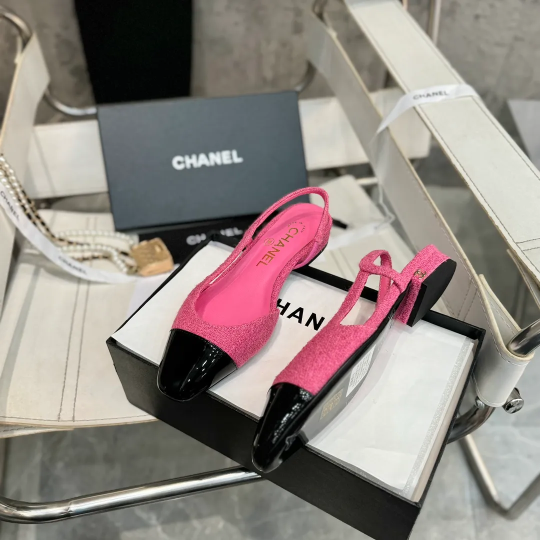 👟👟Ex-factory price 480👟👟 CHANEL Chanel flat bottom series🌹Fashionable classic sandals loved by all stars Fabric [👉] Mixed sheepskin👣🐏 Lining [👉] Silk sheep lining👣🐏 Insole [👉] Silk sheep👣🐏 Sole [👉] Genuine leather outsole imported from Italy 🌻 Packaging [👉] Chanel original box packaging 🌸 Code number [🦶🏻] 34-42 (⚠️34.41.42 is a custom code and cannot be returned or exchanged. Please understand)